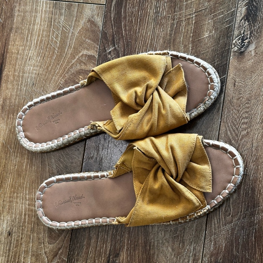 Universal threads size 8 mustard sandals